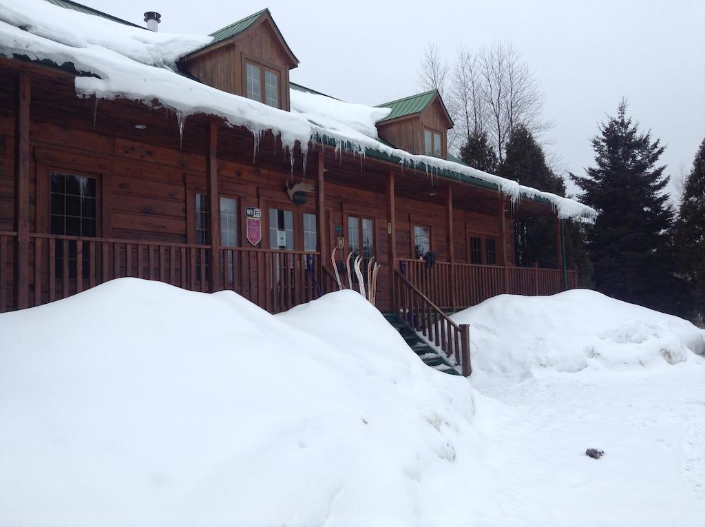 Hotel Aux Berges du St-Maurice Saint-Jean-des Piles Exterior foto